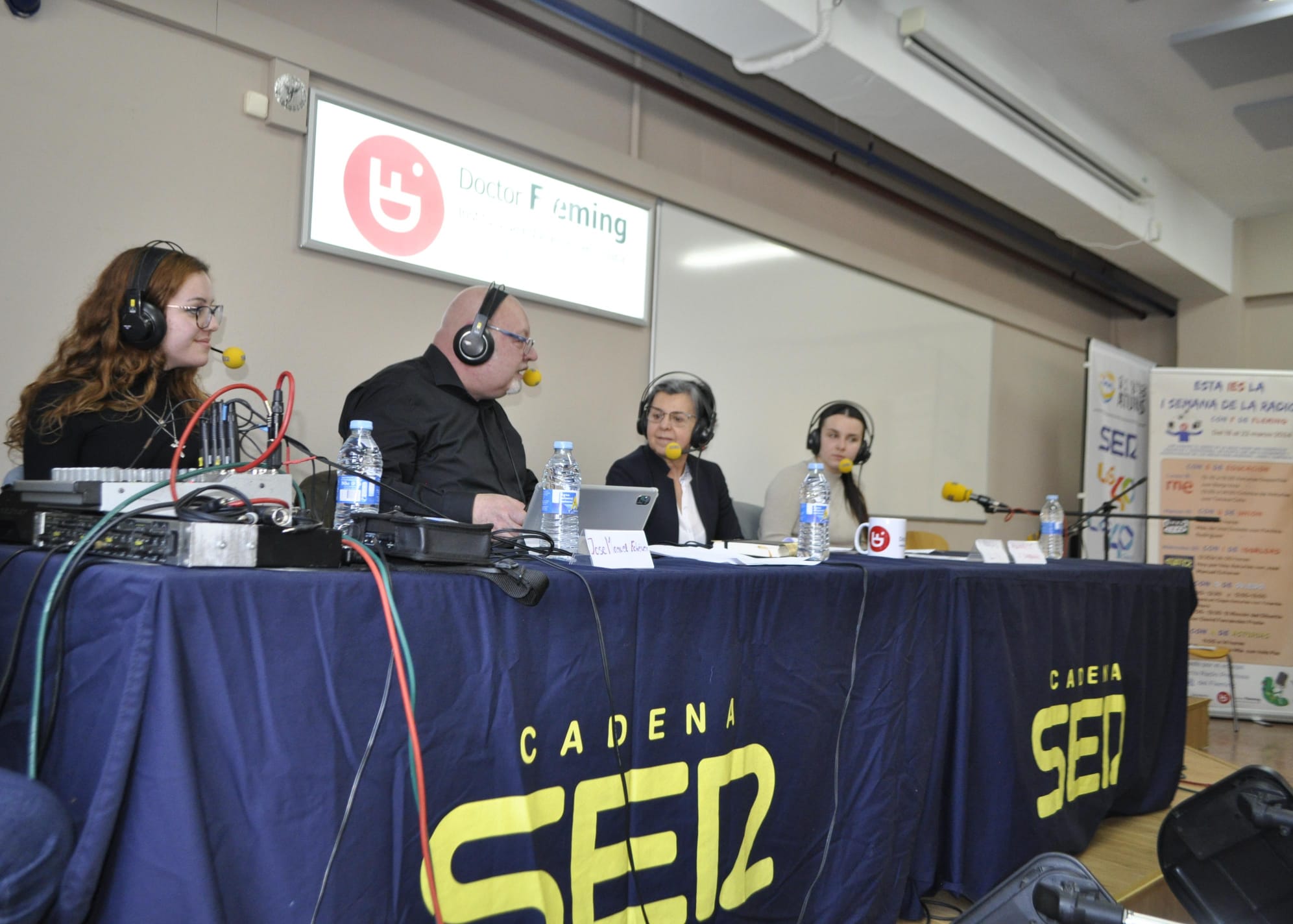 Lucía Fernández y Lola Sierra, en los extremos de la mesa durante la conversación con María Jesús Álvarez