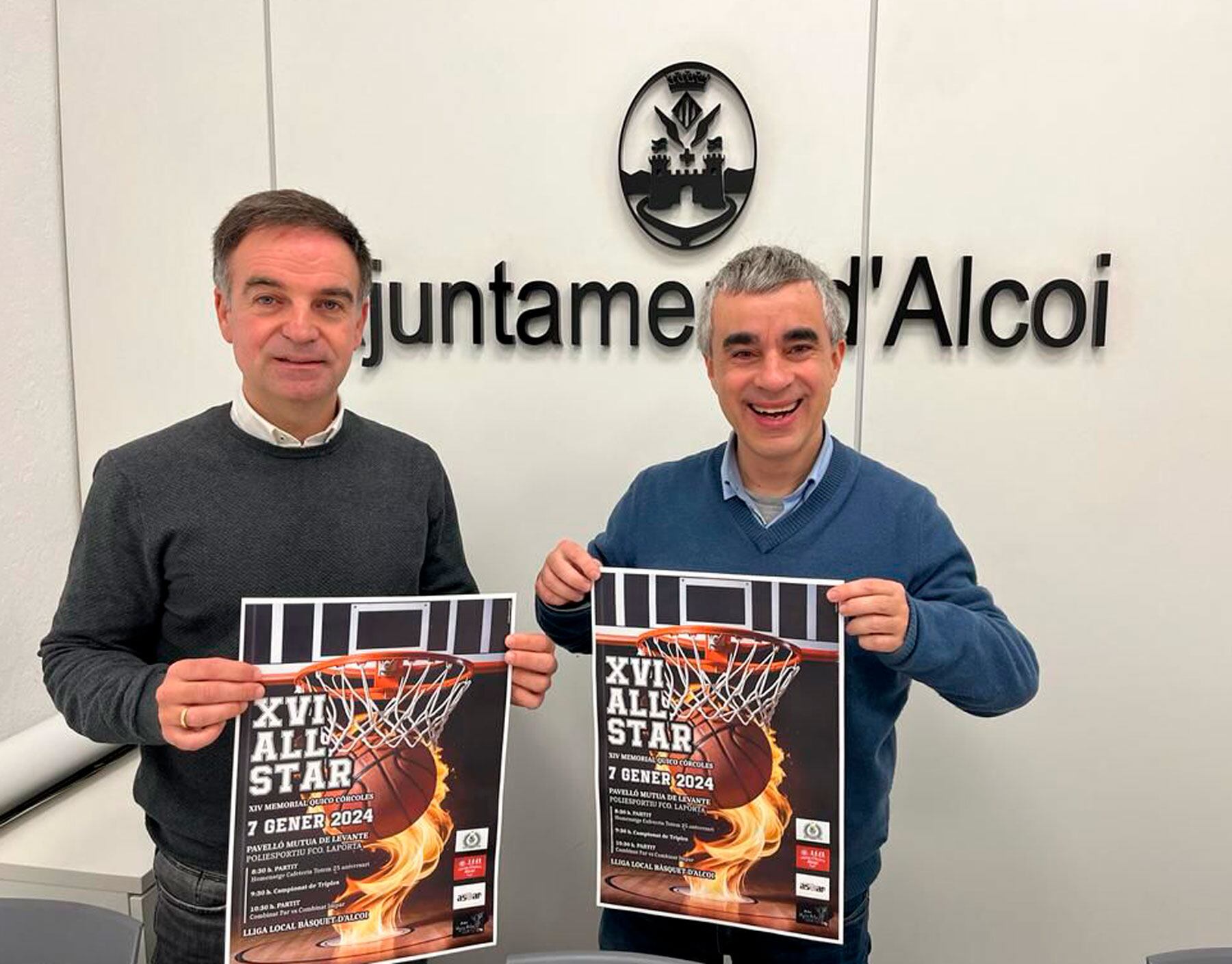 Javi López y Paco Agulló muestran el cartel del All Star obra de David Jordá