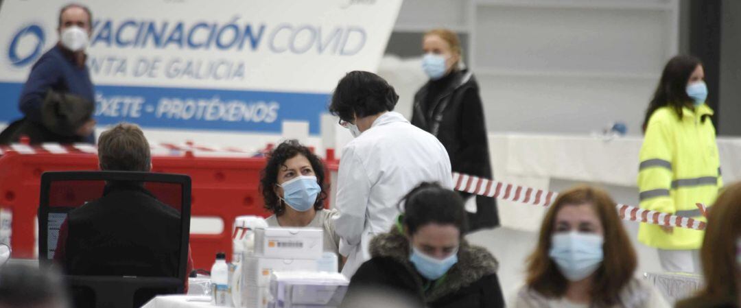 Profesionales sanitarios participan en la primera vacunación masiva
