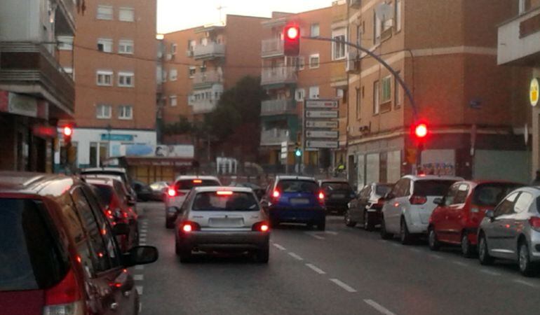 La Policía Local encontró al conductor dormido y parado en este semáforo de la Avda. Francisco Javier Sauquillo.