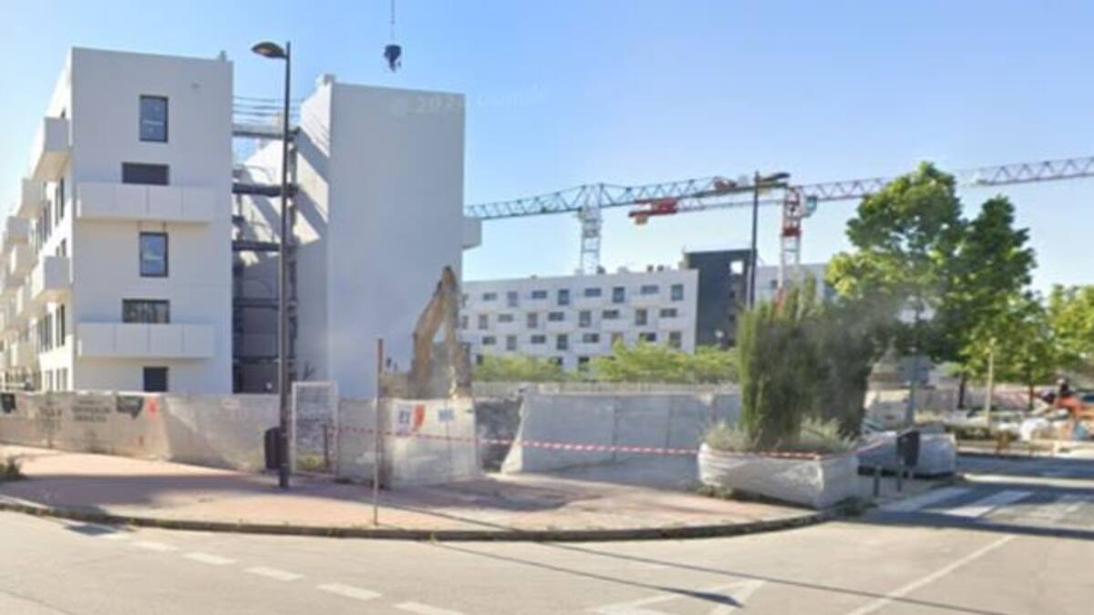 Miguel Ángel Bernal, portavoz vecinal de viviendas del Plan Vive en Los Molinos, Getafe, comparece en el pleno municipal para denunciar los problemas en sus pisos.