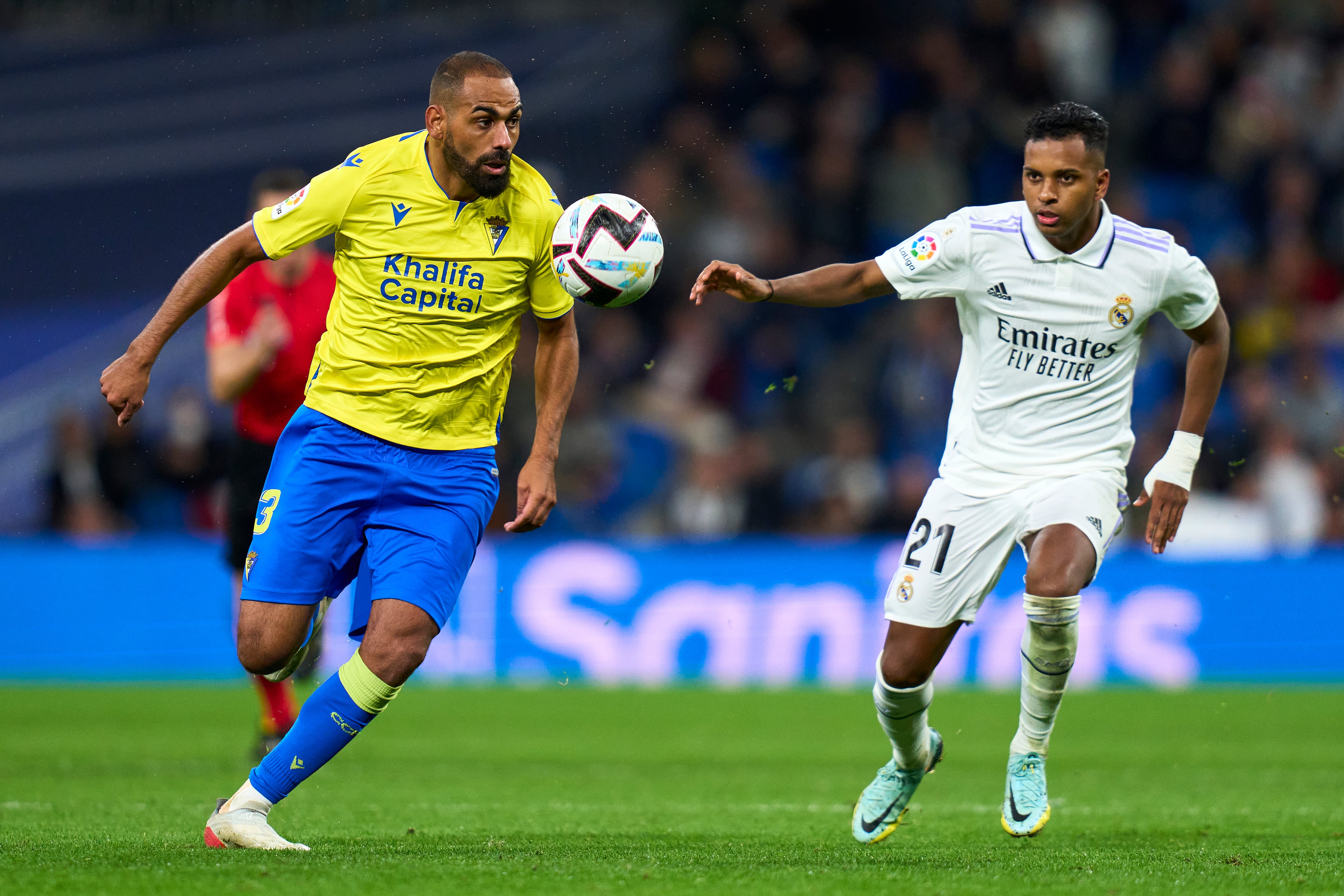 Rodrygo y Fali durante un partido entre Real Madrid y Cádiz. (Photo by Diego Souto/Quality Sport Images/Getty Images)