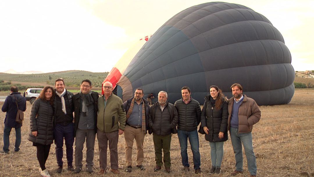 Algunos de los periodistas y profesionales agroalimentarios que han particiapado en el vuelo en globo sobre los olivares de Peal de Becerro