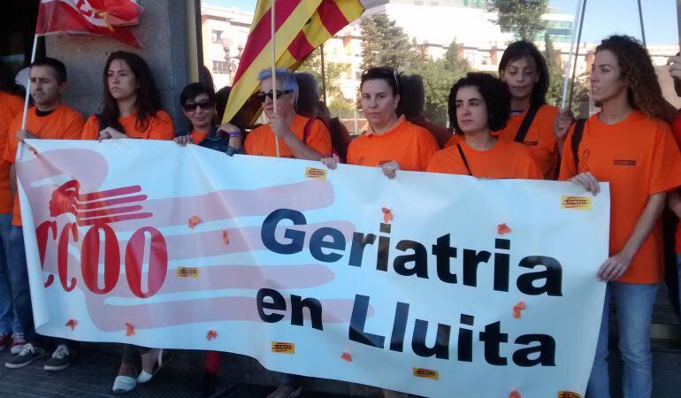 Concentració dels treballadors a les portes dels serveis territorials de Benestar i Família a Tarragona. 