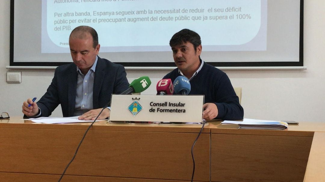 Jaume Ferrer, presidente del Consell, junto con Bartomeu Escandell en la presentación de los presupuestos.