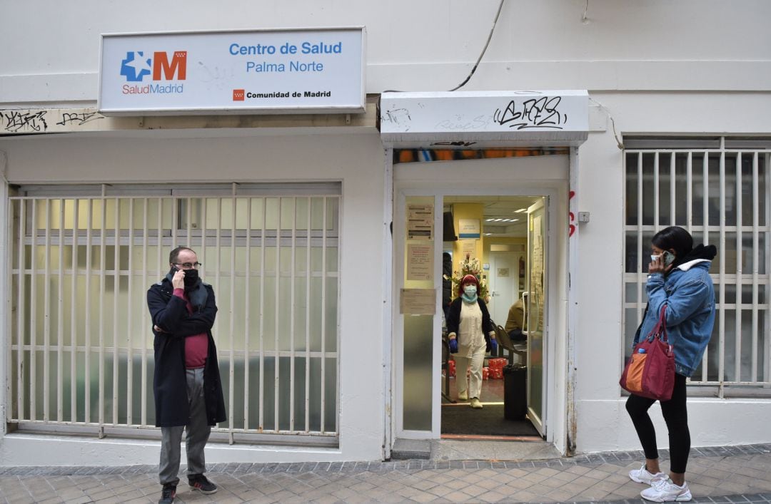 Varias personas en la puerta del Centro de Salud Palma Norte para realizarse un test de Covid-19