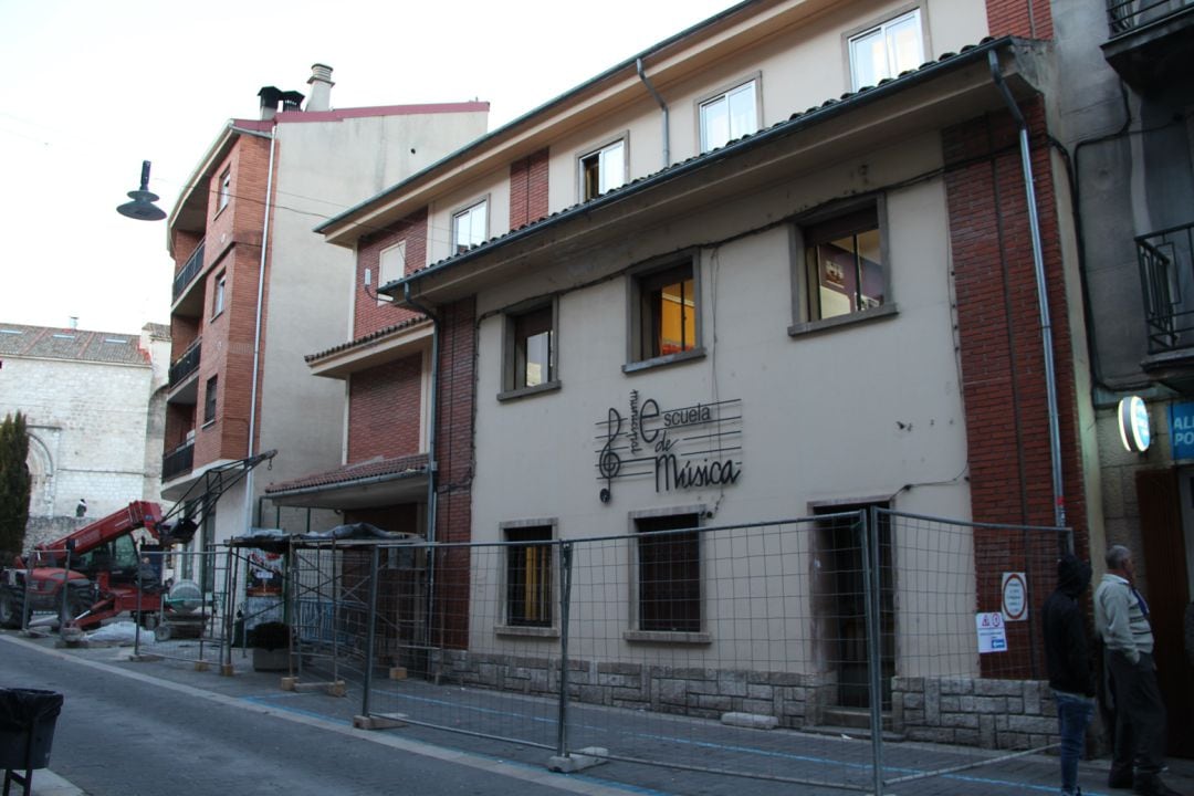 El edificio de la escuela de música de Cuéllar alberga obras en la cubierta y en el interior