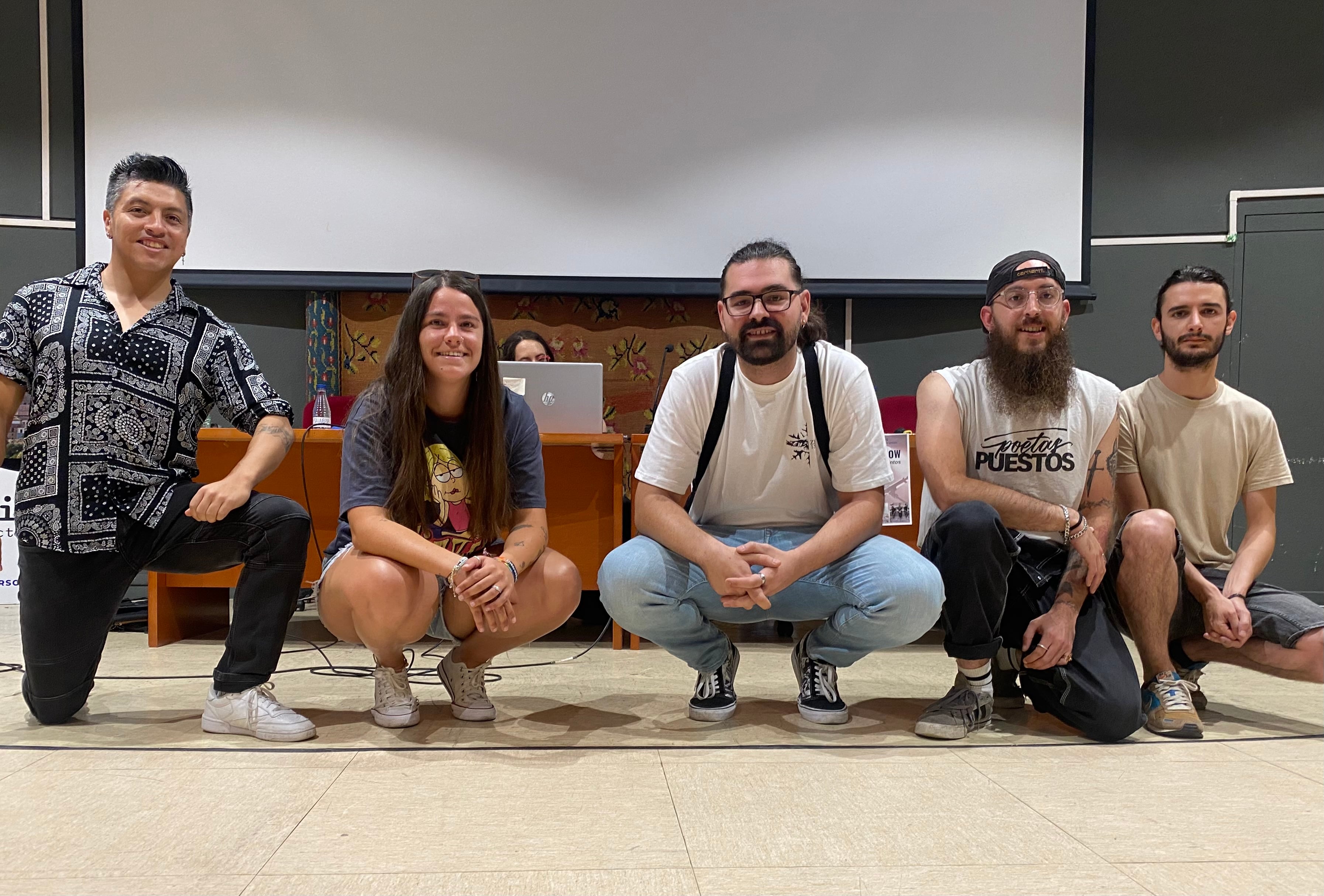 De izquierda a derecha, Uriel Huertas (ganador), María Picazo y el grupo Hijos del Invierno.