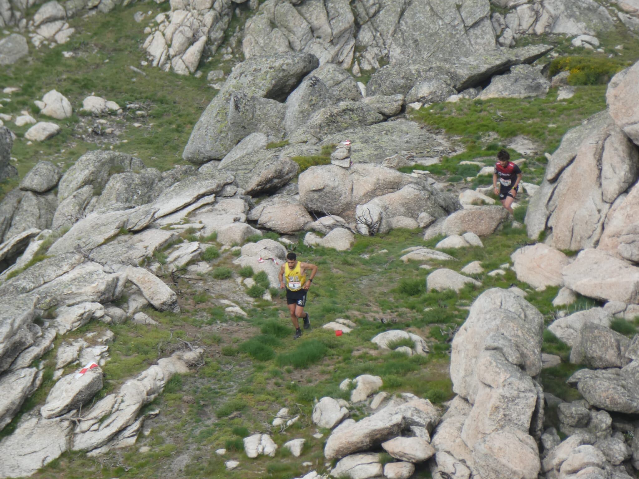 Participantes atravesando una de las zonas de la Carrera Pico Zapatero
