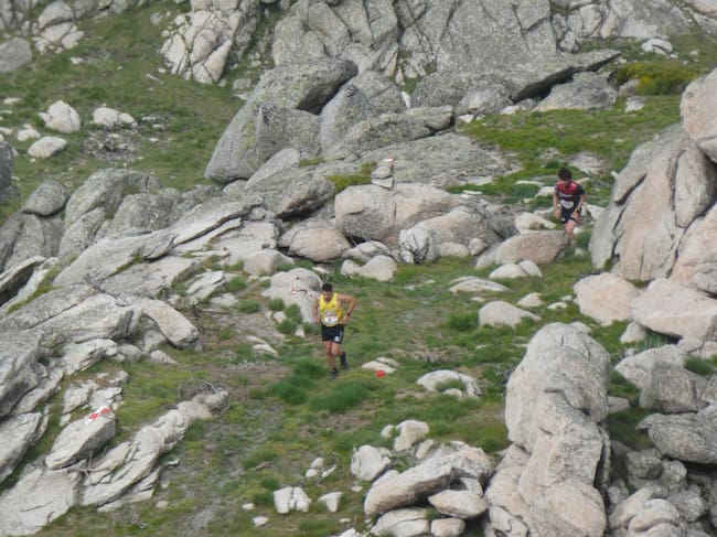 Participantes atravesando una de las zonas de la Carrera Pico Zapatero