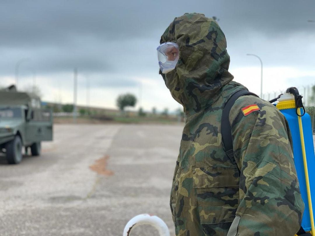 Militares de la BriX de Cerro Muriano durante la desinfección de centros públicos entre ellos la Prisión de Córdoba