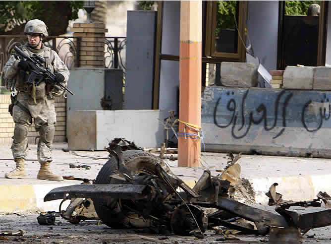 El suicida se empotró contra una de las patrullas policiales que acompañaba al convoy cerca de la Plaza Al Tahrir, en el centro de la capital