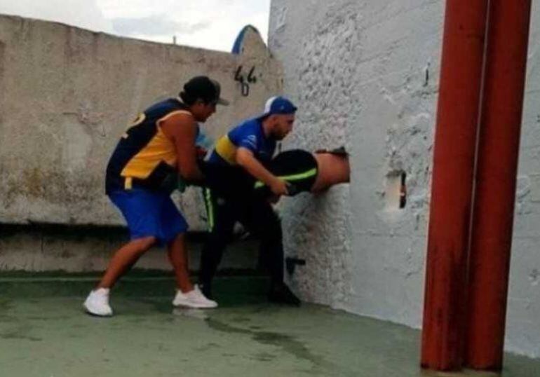 El aficionado de Boca que se quedó atrapado en medio del agujero.