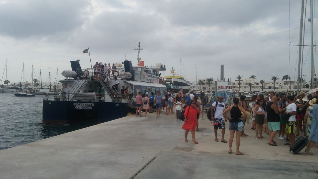 Imagen de archivo de turistas en el puerto de la Savina