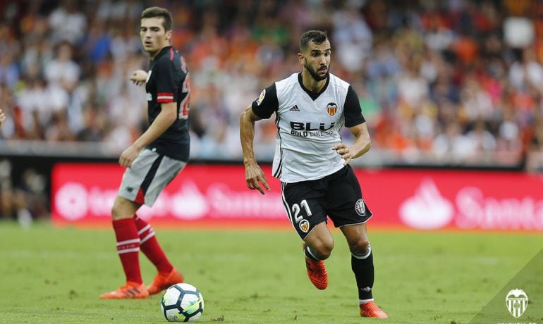 Martín Montoya, en un partido con el Valencia.