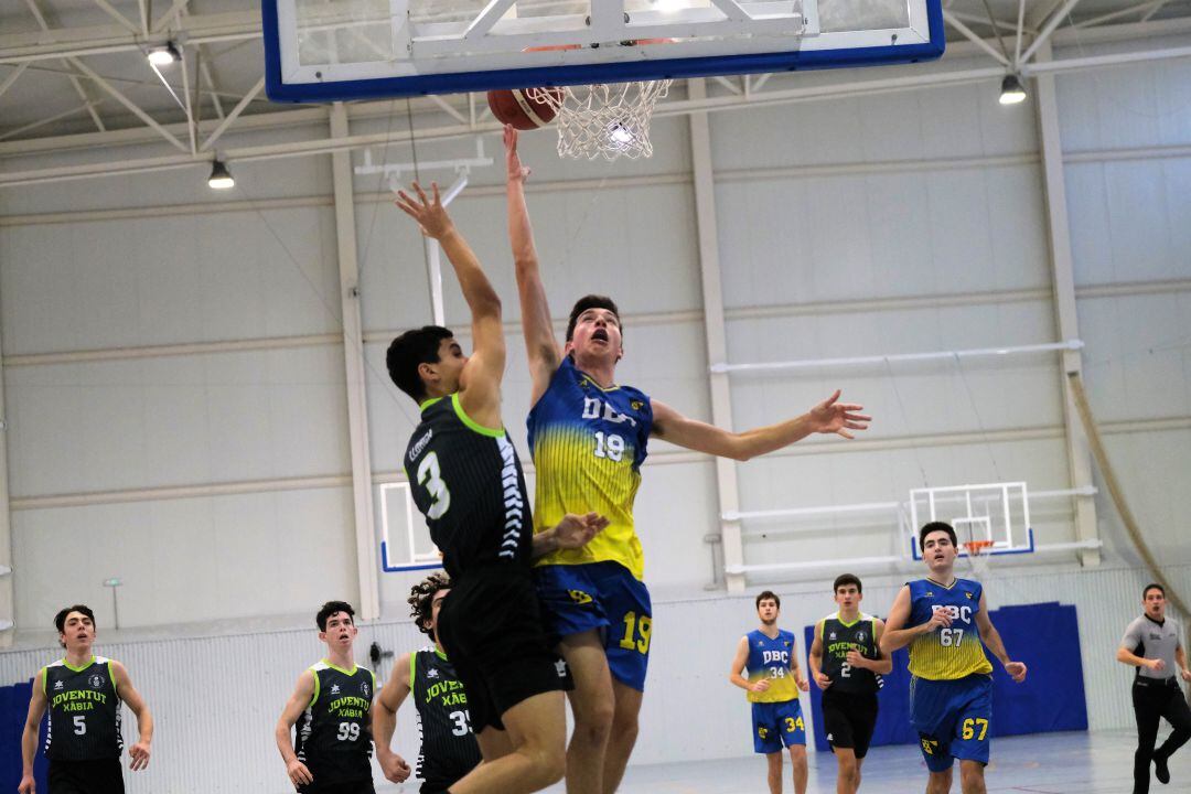 Jugador dianense intentando anotar