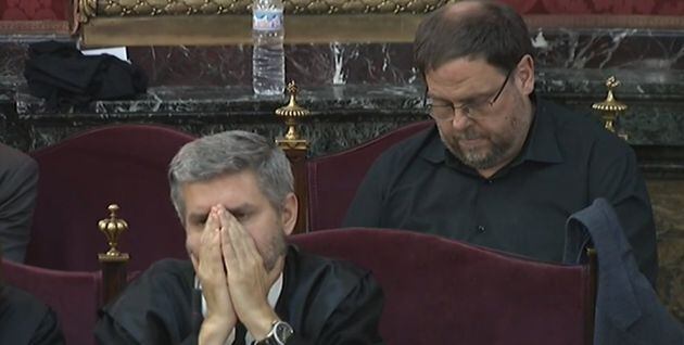 Oriol Junqueras y su abogado Andreu van den Eynde en el juicio