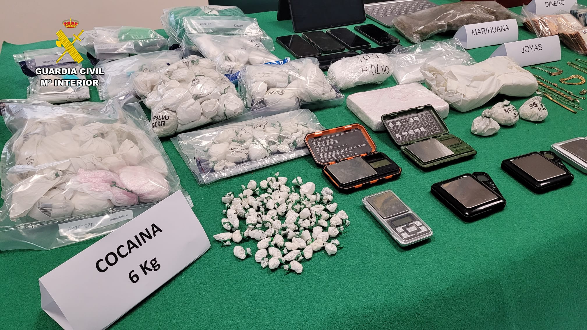 Parte de la droga y materiales incautados en la Operación Nabarcán de la Guardia Civil de Jaén.