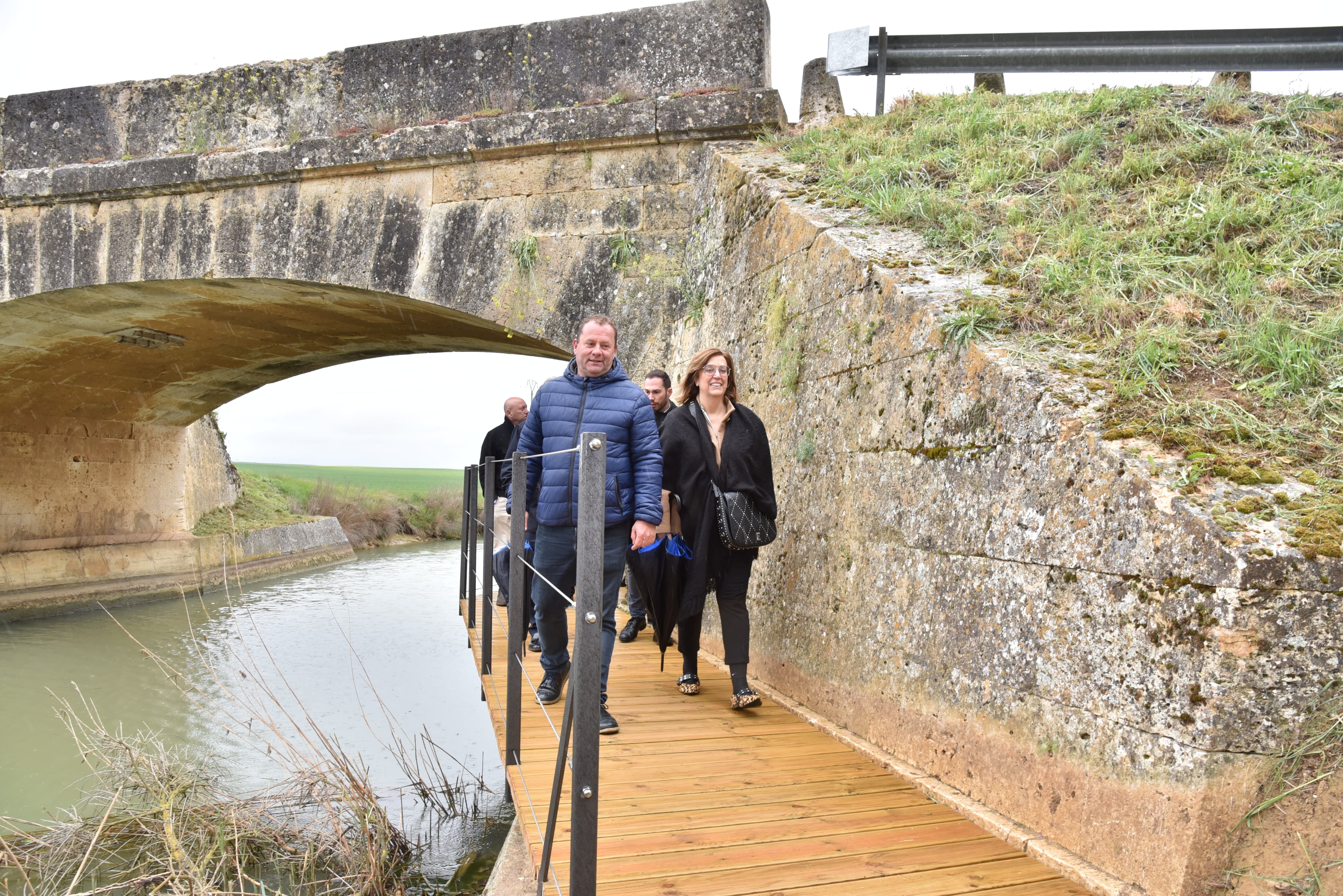 Avances en la en la mejora de la continuidad de los caminos de sirga con actuaciones en 8 localidades. En la imagen pasarela de Fuentes de Nava