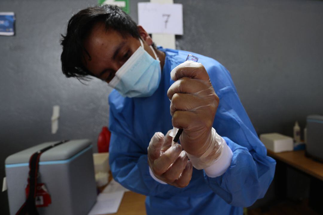 Un sanitario prepara una dosis de la vacuna contra el covid