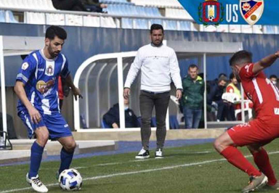 Juanjo Asensio analiza una jugada del partido entre el Lorca y el Linares