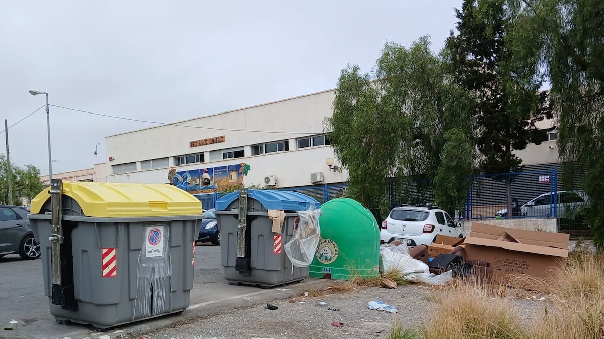 Antonio Cutillas, director del IES Las Lomas: Nuestro entorno está rodeado de desperdicios y el Ayuntamiento no actua