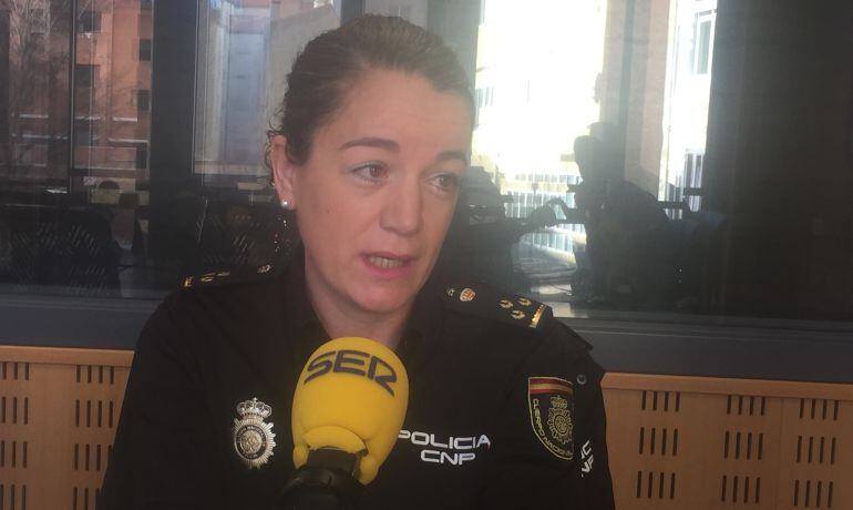 La inspectora del Cuerpo Nacional de Policía, Carmen Mediavilla, en los estudios de la Cadena SER