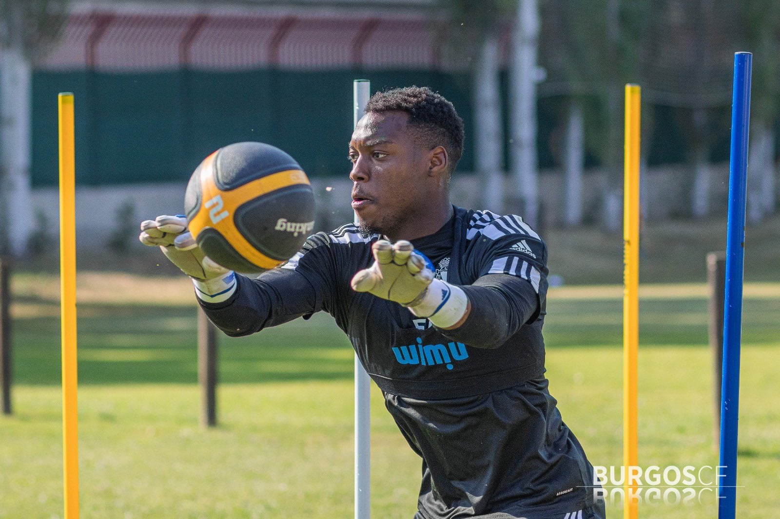 Loïc Badiashile entrenando en el campo de fútbol de La Deportiva. / Foto: BCF Media