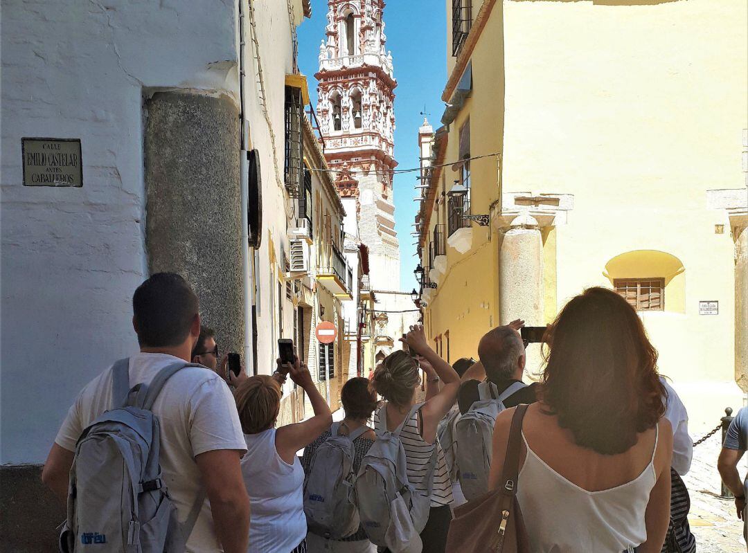 Unos turistas realizan fotografías en las calles de la localidad sevillana de Écija, en una imagen de archivo.