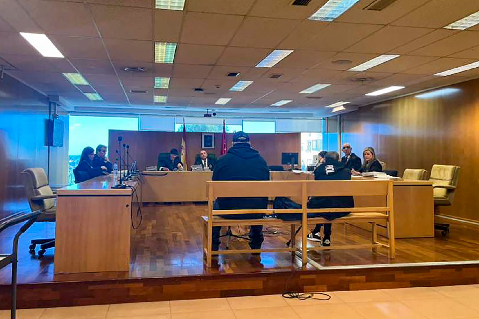 MADRID, 27/10/2025.- Tres hermanas menores de edad han explicado cómo la pareja de su abuela, al que reconocían como su abuelo y que se enfrenta a más de 70 años de cárcel, las violó durante al menos dos años, drogándolas, y las amenazaba para que no contasen las agresiones, en las que a veces le acompañaba un amigo, también acusado.La Audiencia de Madrid ha comenzado este lunes el juicio a Antonio A.V. y Fernando O.V., en el que la Fiscalía pide 45 años de cárcel para el primero por tres delitos continuados de agresión sexual a las nietas de su pareja, de 12, 9 y 7 años, cometidos entre 2020 y 2022 en Serranillos del Valle (Madrid), y 7 para el segundo por un delito de abuso sexual sobre menor y exhibicionismo. EFE/ Miriam Sierra
