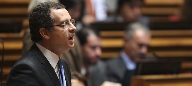 Antonio José Seguro, secretario general del Partido Socialista, el principal partido de la oposición, da un discurso durante la apertura del debate sobre los Presupuestos Generales del Estado para 2013