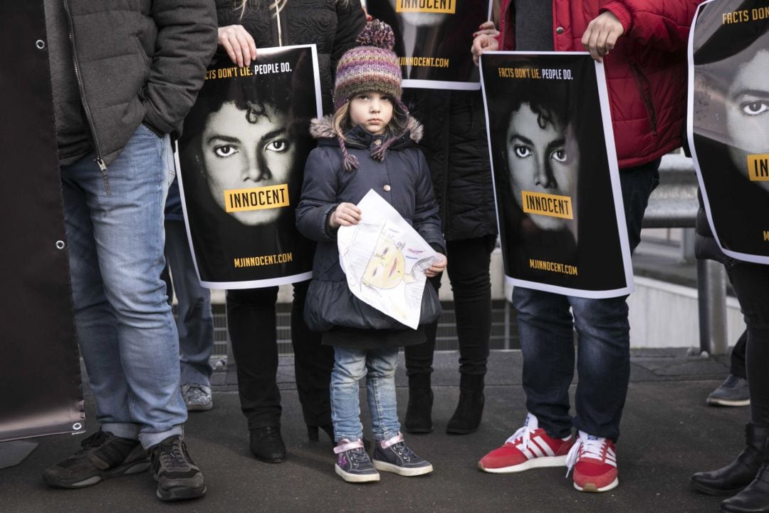  Fans de Michael Jackson se manifiestan delante del edificio de la televisión holandesa NPO contra la emisión del documental Leaving Neverland