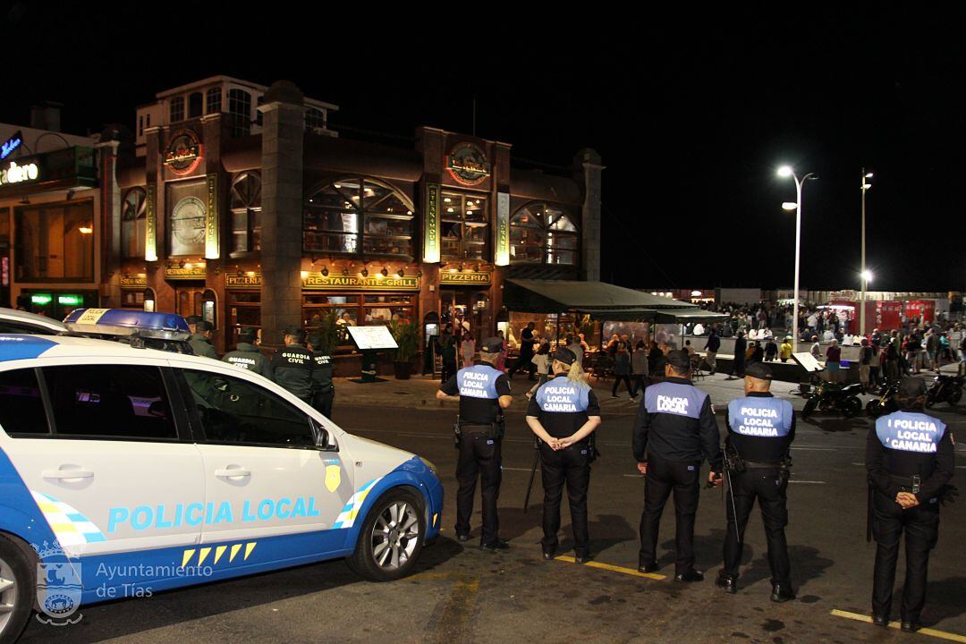 Agentes de la Guardia Civil y de la Policía Local de Tías vigilando la zona del Varadero de Puerto del Carmen.