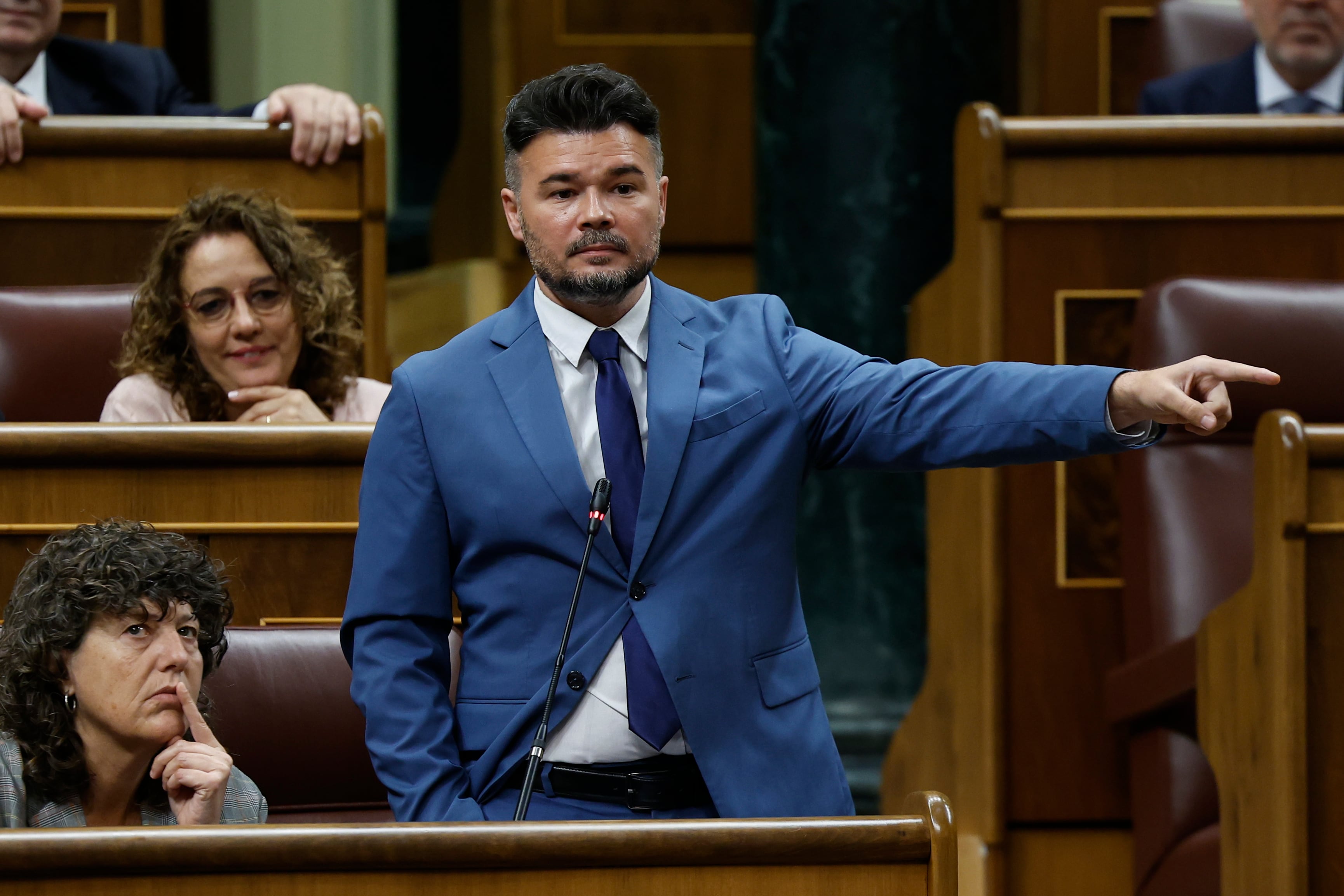 El portavoz de ERC en el Congreso, Gabriel Rufián, interviene durante la sesión de control al Gobierno y señala a la bancada de la derecha: &quot;La izquierda no puede robar. Esta gente, sí&quot;.