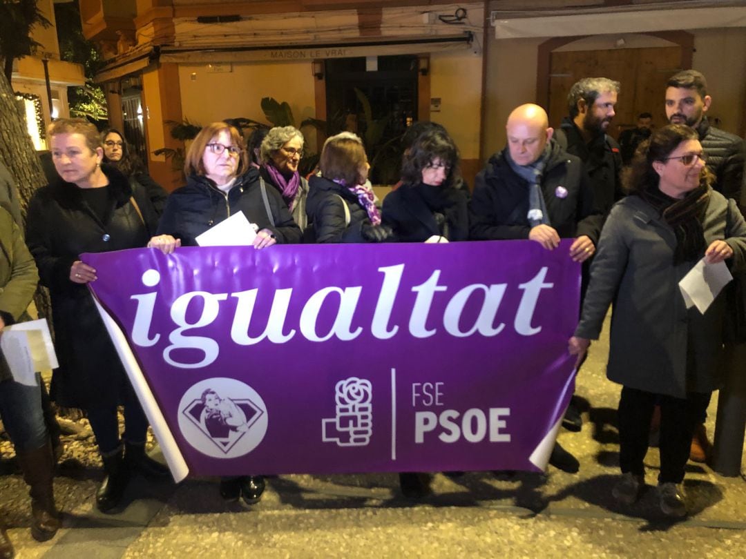 Alrededor de 200 personas se han sumado a la concentración en Ibiza