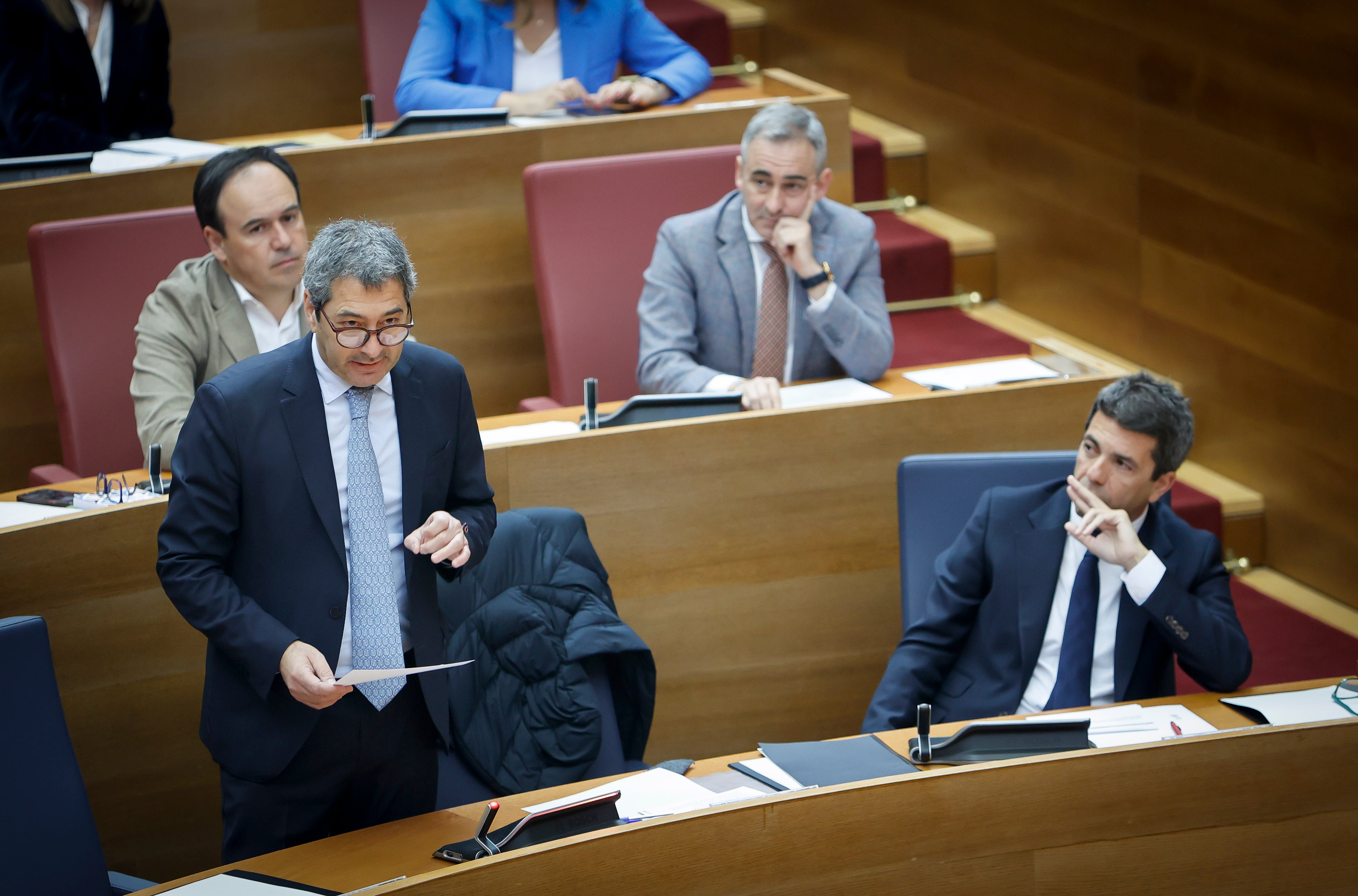 Vicente Barrera, vicepresidente valenciano (Vox) y Carlos Mazón, president de la Generalitat, en les Corts Valencianes