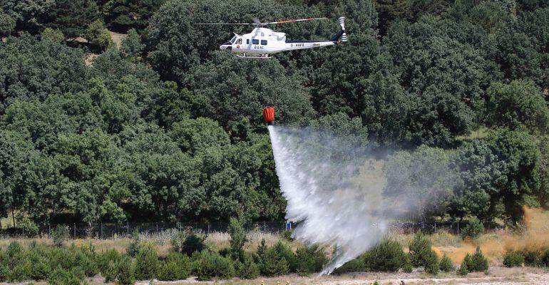 Uno de los helicópteros del Plan INFOMA contra incendios