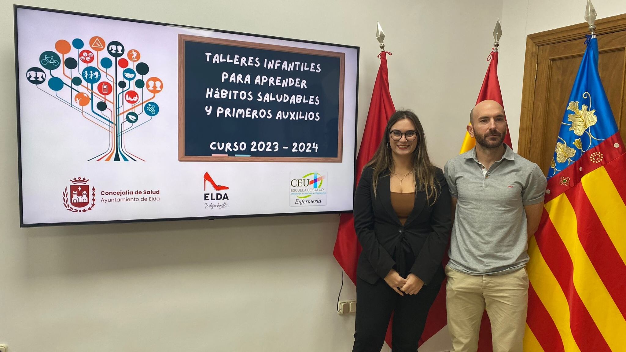 María Gisbert, concejala de Educación de Elda, junto a Rubén Galiano, coordinador de prácticas del departamento de salud en el CEU