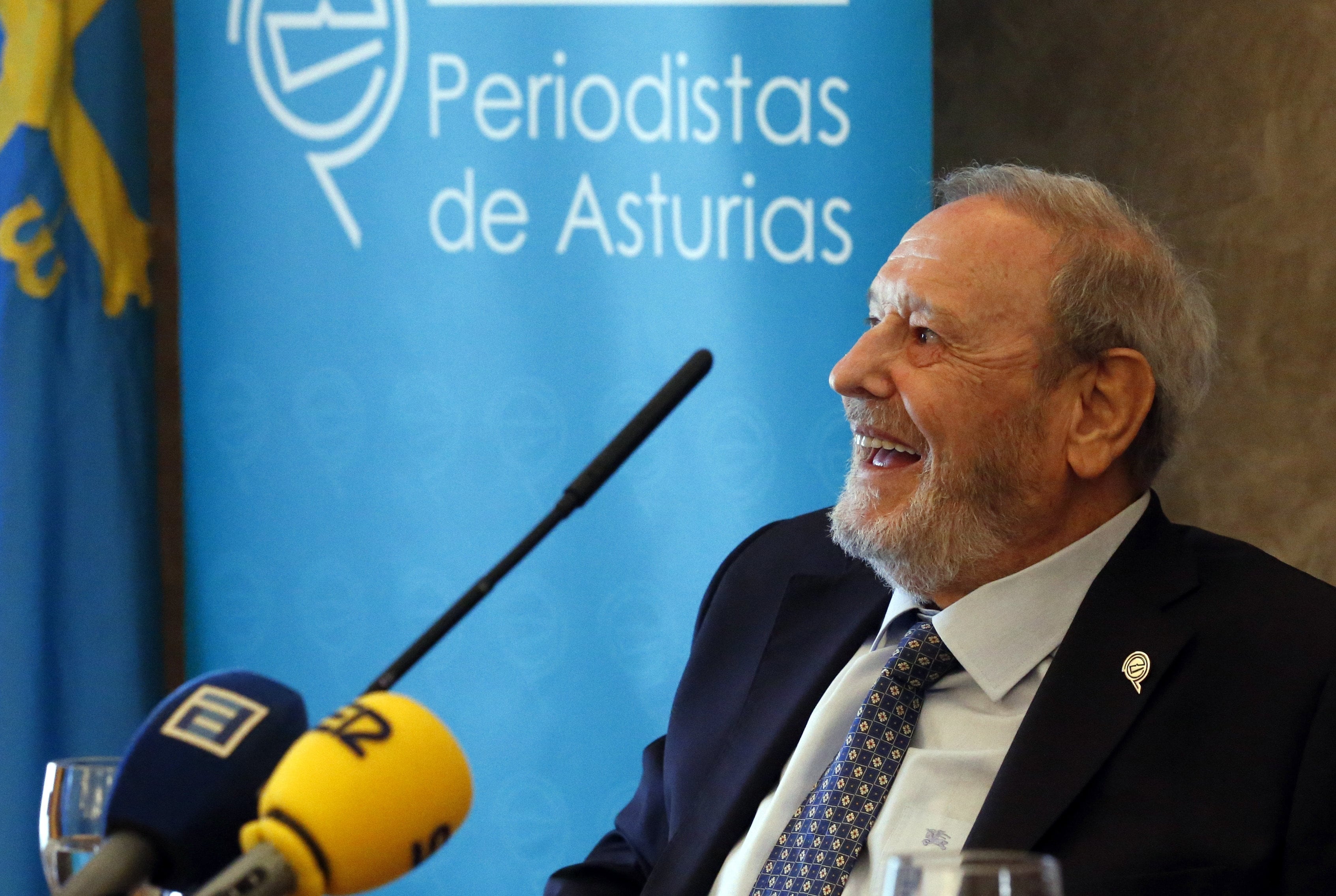 El periodista José Luis Balbín, (Pravia, 1940), durante el acto en el que el Colegio Profesional de Periodistas de Asturias le entregó su reconocimiento como Colegiado de Honor 2016.