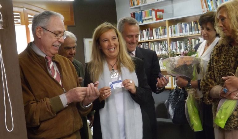 En la foto Camilo José Cela Conde, Jorge Cela, la concejala de Cultura Victoria Barderas y el alcalde Ramón Regueiras en la inauguración de la biblioteca que lleva el nombre del Nobel en el municipio