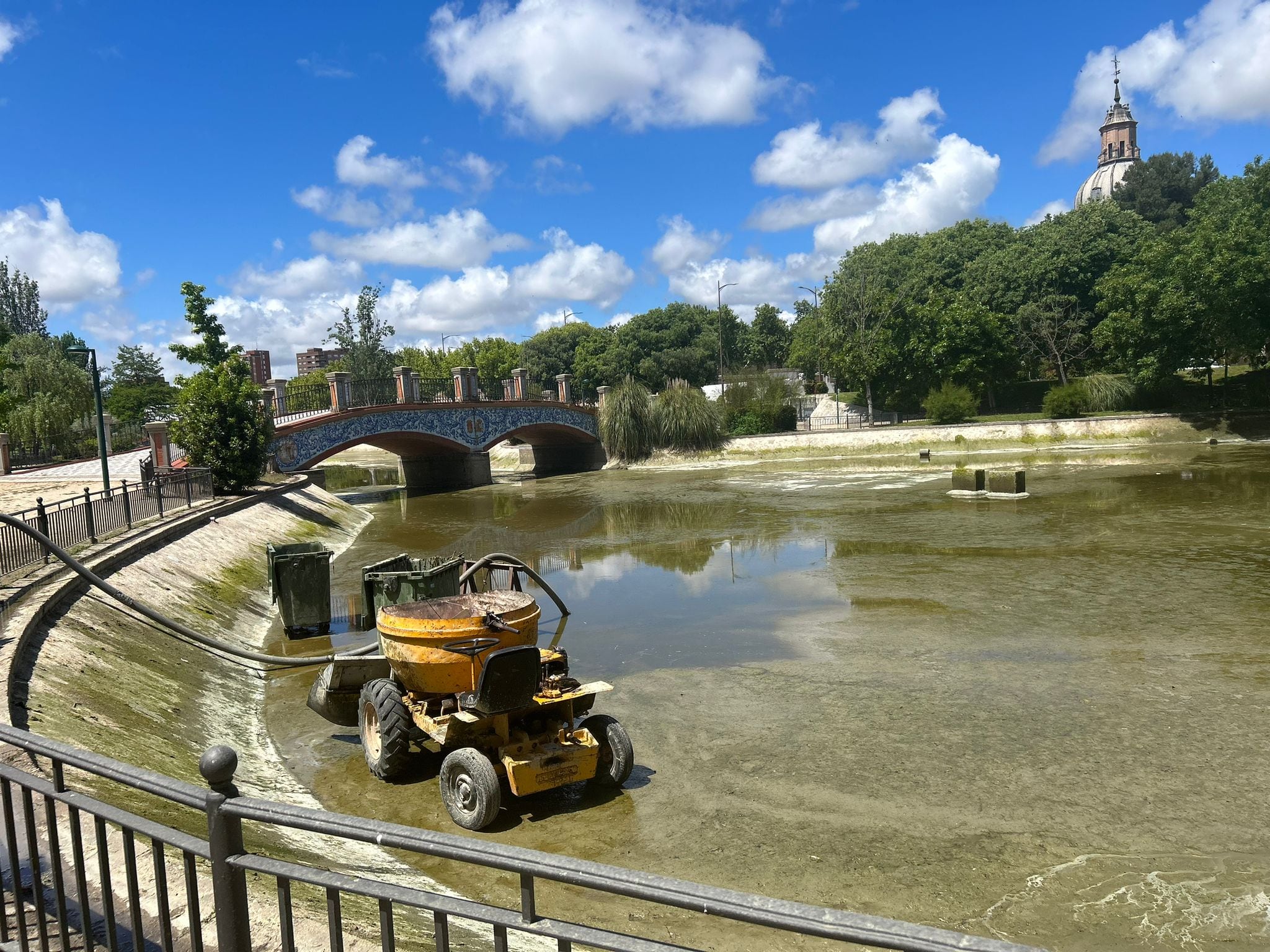 La limpieza y vaciado del lago de la Alameda ha arrancado esta semana y estará en perfecto estado para las Ferias de San Isidro 2024.