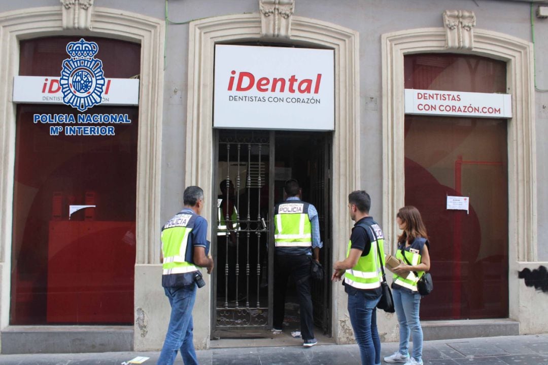 Entrada a uno de los locales de iDental.