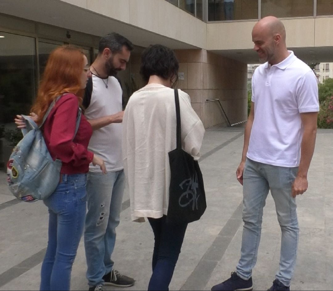 José Vicente Bustamante con varios compañeros de Podemos