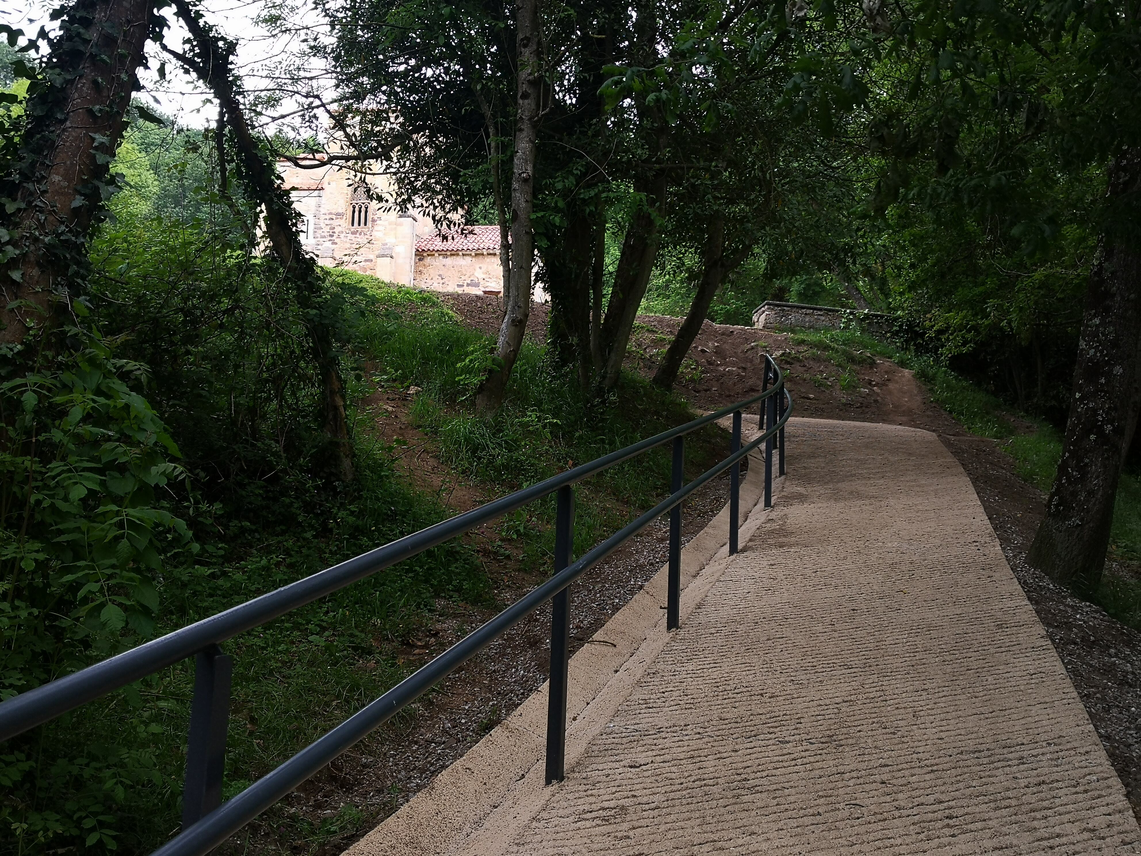 Renovado acceso peatonal a San Miguel de Lillo desde Santa María del Naranco
