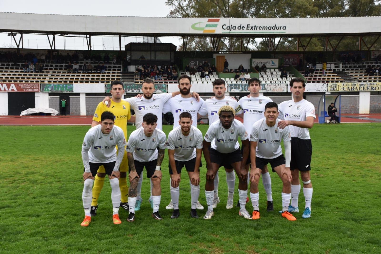 Foto de equipo de la UP Plasencia frente al Santa Amalia