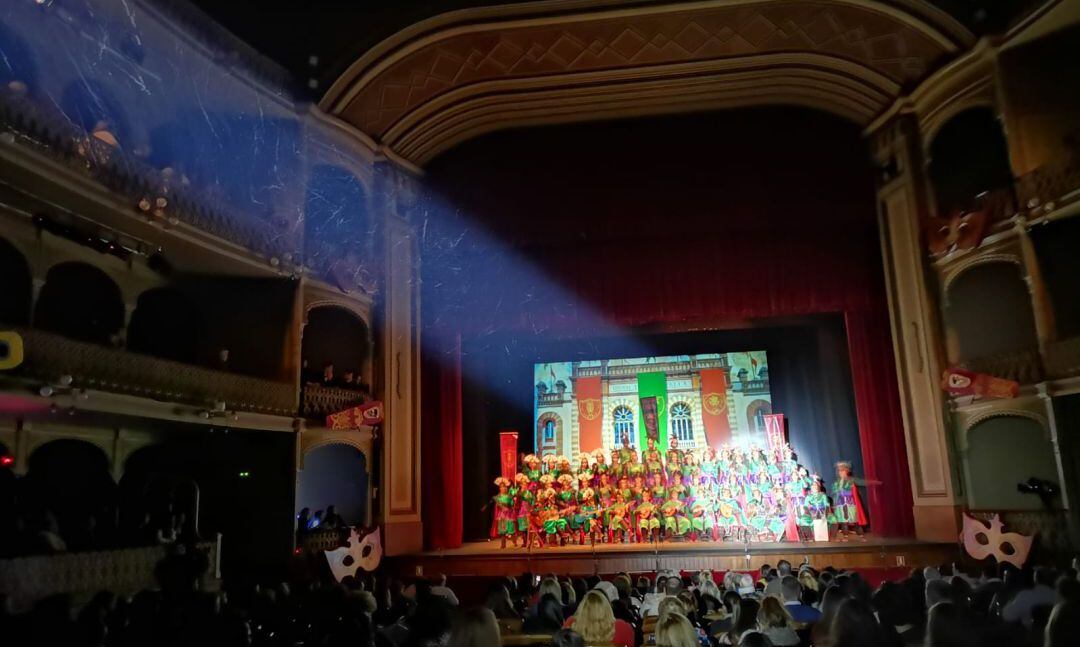 Una actuación en el Concurso Oficial de Agrupaciones del Carnaval de Cádiz en el Teatro Falla