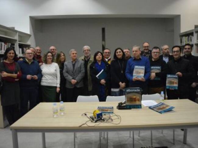 Imagen con algunos de los colaboradores de la edición de la revista Alborada de Elda