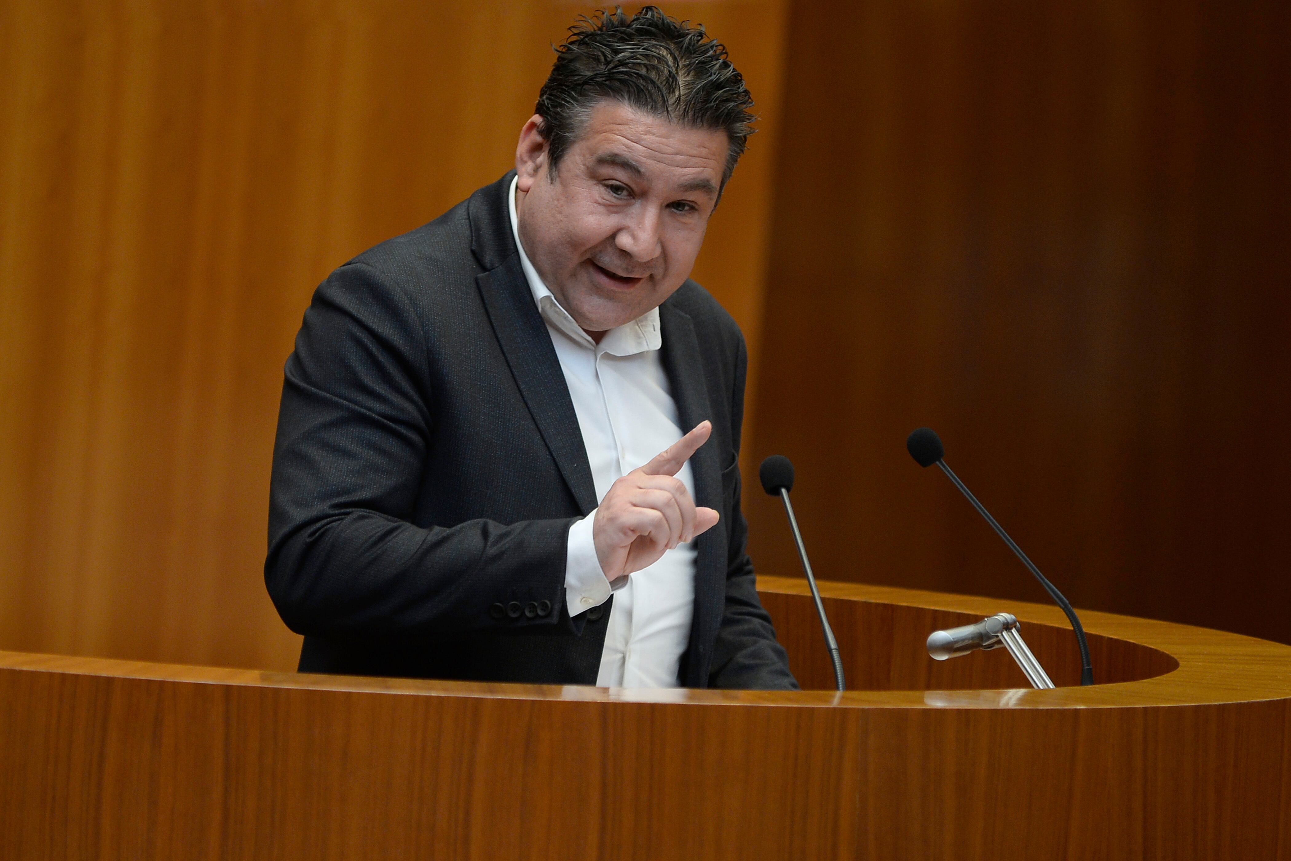 VALLADOLID, 11/04/2022.- El procurador de UPL, Luis Mariano Santos, durante su intervención en el debate de investidura del presidente de la Junta de Castilla y León, Alfonso Fernández Mañueco, quien gobernará gracias al apoyo de Vox.- EFE/Nacho Gallego
