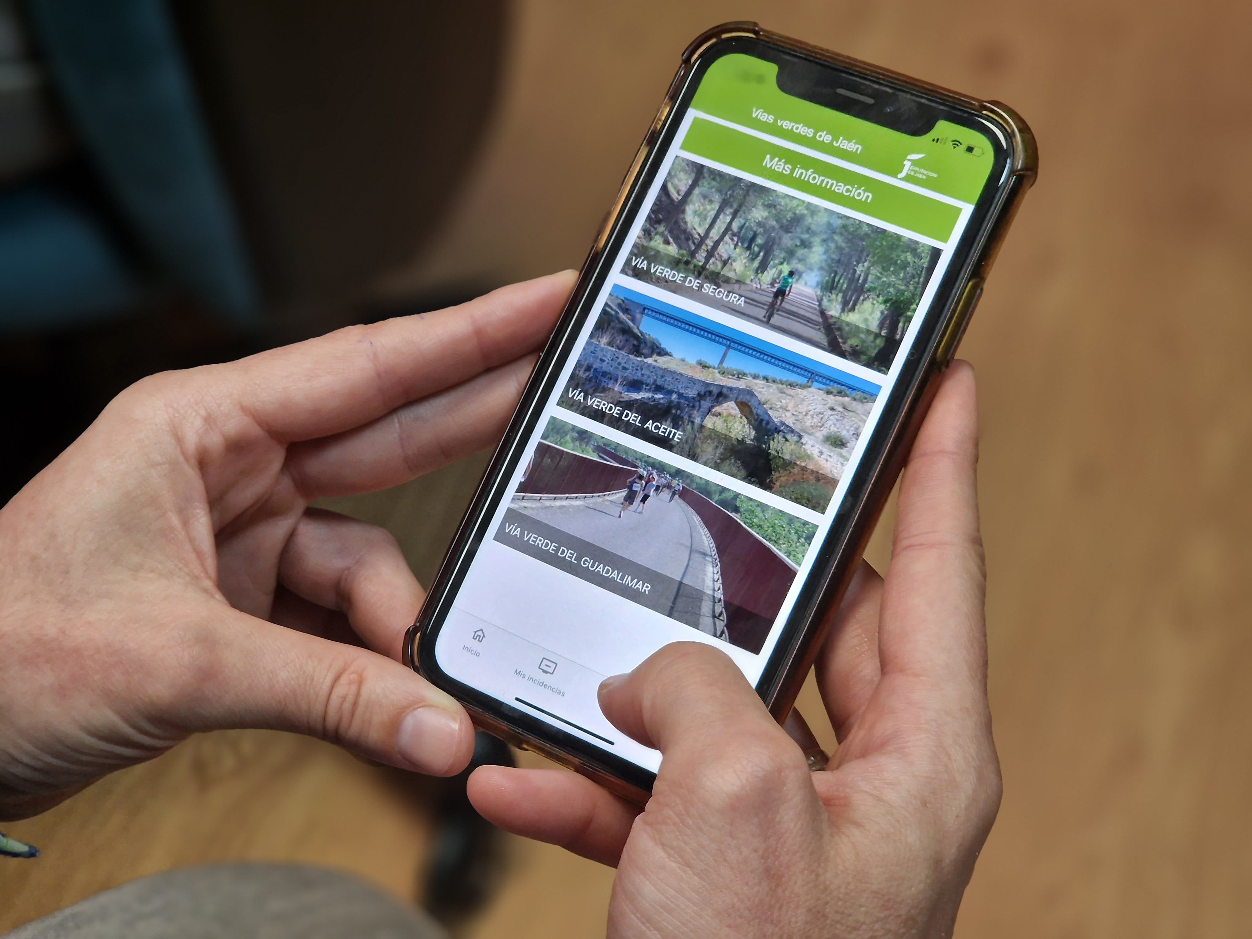 Una persona consulta la app &#039;Vías Verdes de Jaén&#039;.