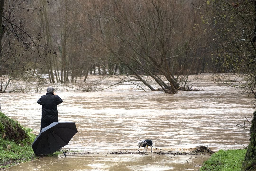 Un home fotografiava l&#039;estat del Ter a Girona